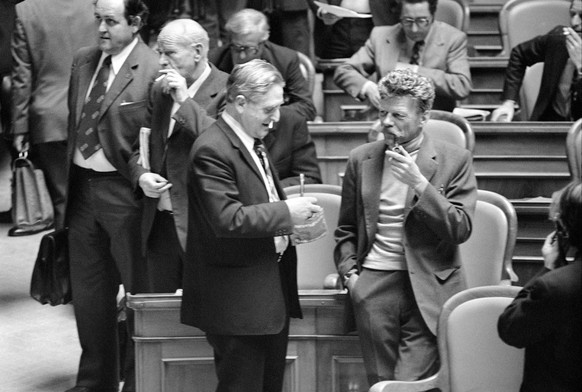 ARCHIVE --- VOR 75 JAHREN AM 21. MAI 1944 WURDE DIE PARTEI DER ARBEIT DER SCHWEIZ ALS LINKSORIENTIERTE KLEINPARTEI GEGRUENDET --- FDP-Bundesrat Ernst Brugger, Mitte links, borgt sich 26. November 1974 ...