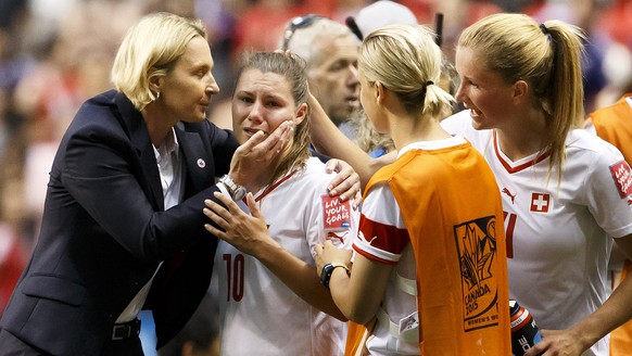 Frauen-WM in Kanada: Trainerin Voss-Tecklenburg tröstet Starspielerin Bachmann.