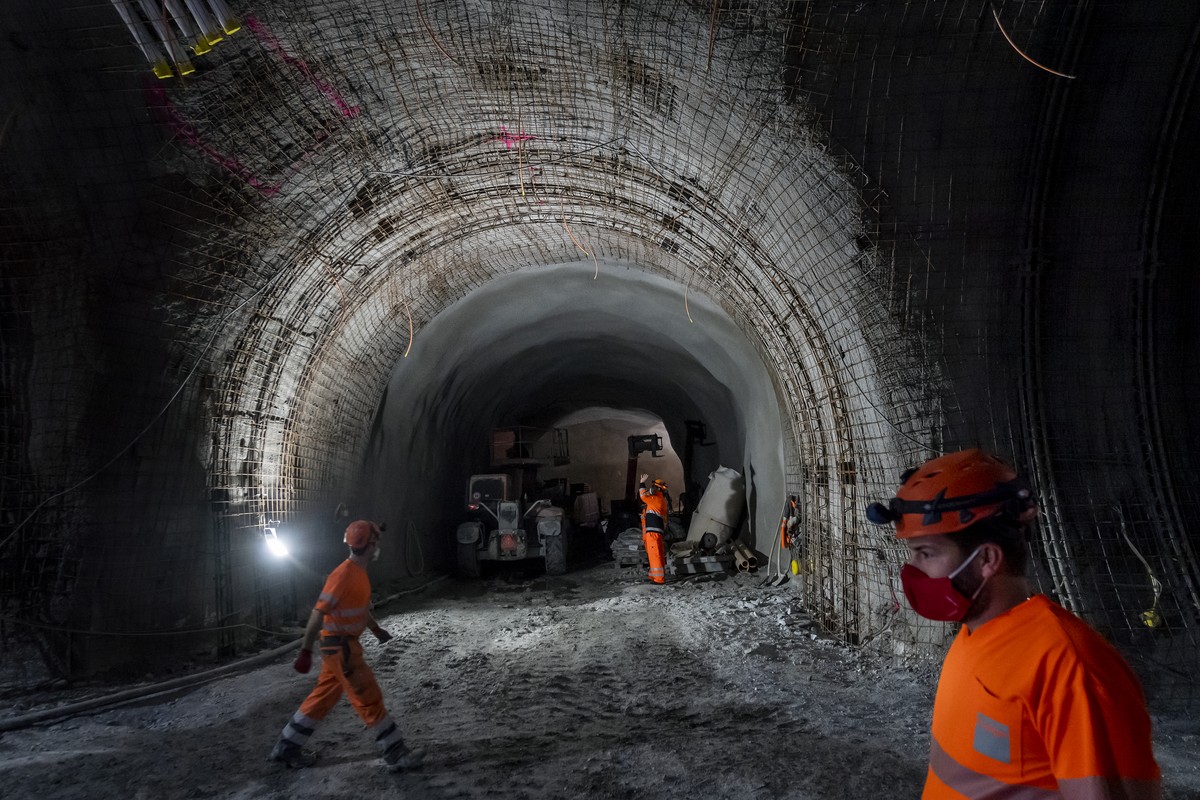 Des ouvriers refont l'etancheite sur une partie du tube est du tunnel de base du Loetschberg lors d'une visite presse sur la renovation de la zone endommagee par de l'eau le mercredi 9  ...