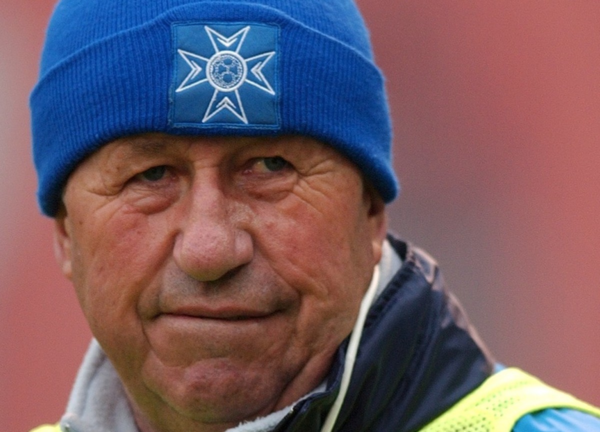 So kennt man ihn: Guy Roux mit dem Auxerre-Wappen auf der Stirn.