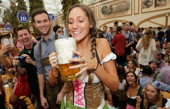 Endlich: Das erste Bier am Oktoberfest.