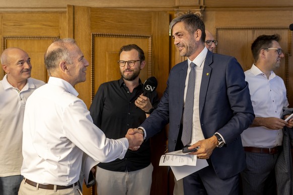 Hannes Germann, Staenderat SH, links, gratuliert Severin Bruengger, FDP, im Regierungsgebaeude anlaesslich der Wahlen fuer den Staenderatssitz am Sonntag, 29. Juni 2025, in Schaffhausen. Nach dem Bund ...