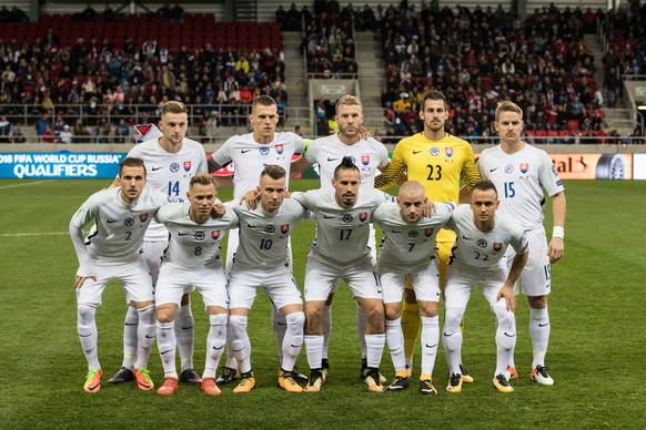 epa06252747 The starting eleven of Slovakia pose for photographers before the 2018 FIFA World Cup qualifier game between Slovakia and Malta in Trnava, Slovakia, 08 October 2017. EPA/JAKUB GAVLAK