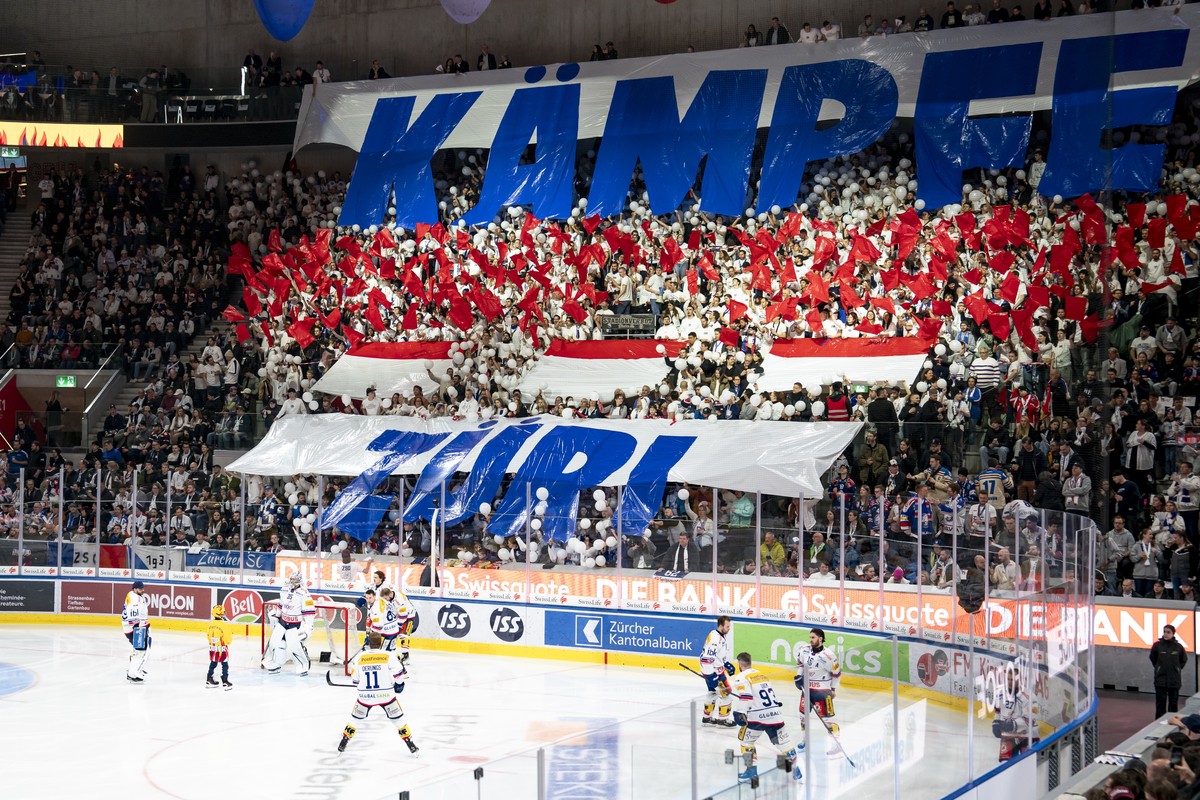 Das Tifo der Zuercher Fans vor dem fuenften Playoff Viertelfinalspiel der Eishockey National League zwischen den ZSC Lions und dem EHC Kloten und der Swiss Life Arena in Zuerich. (KEYSTONE/Til Buergy)