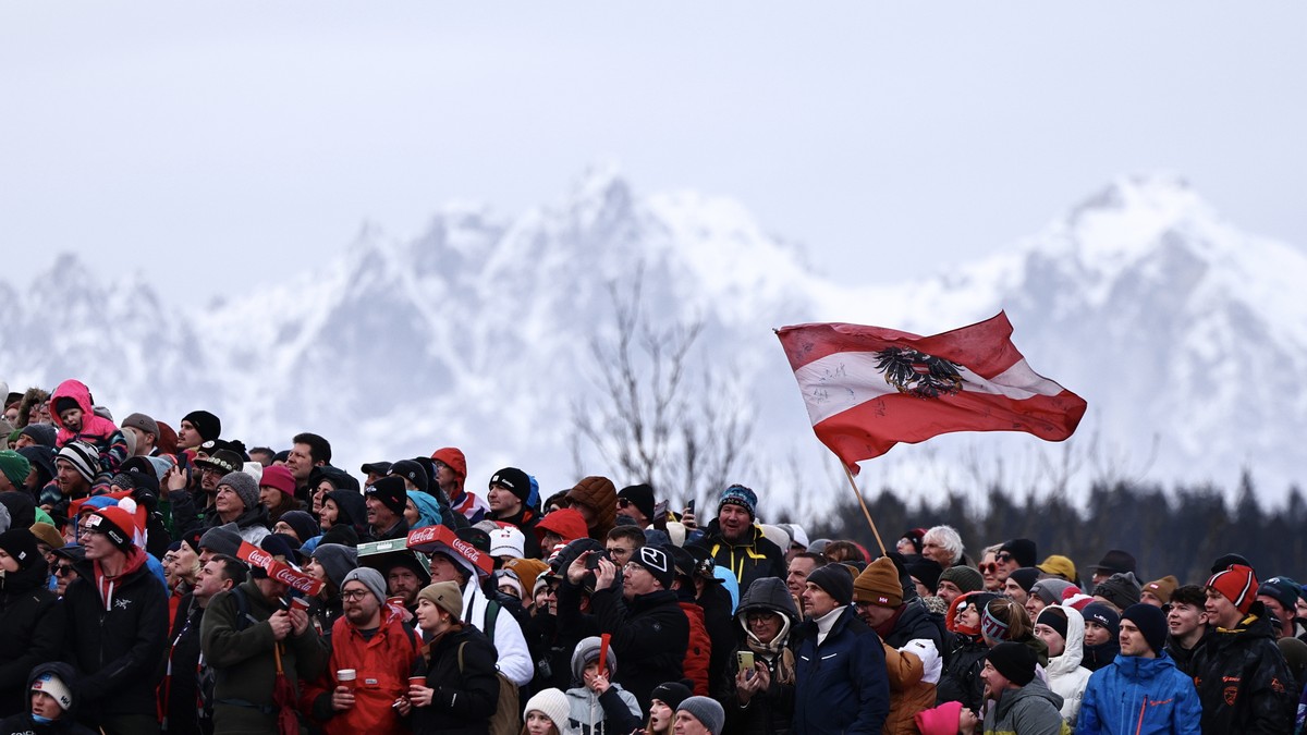 epa11854519 Spectators wave a flag during the second run of the Men's Slalom race at the FIS Alpine Skiing World Cup in Kitzbuehel, Austria, 26 January 2025. EPA/ANNA SZILAGYI
