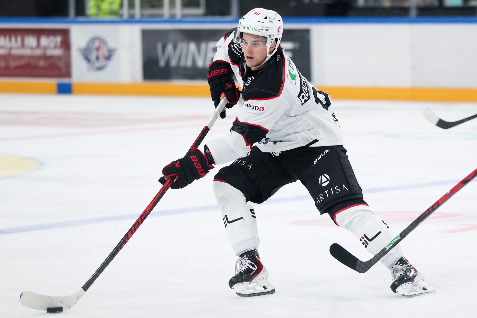 Theo Rochette (LHC) spielt den Puck waehrend dem Meisterschaftsspiel der National League zwischen den SC Rapperswil Jona Lakers und dem HC Lausanne, am Freitag, den 19. September 2025, im Lido in Rapp ...