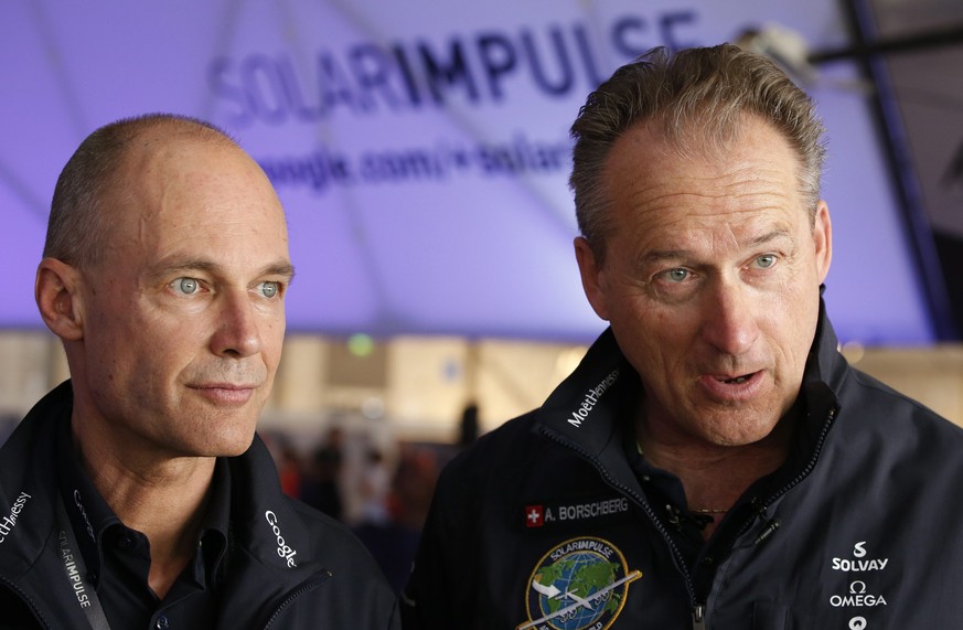 Bertrand Piccard (links) und André Borschberg gaben kurz vor dem Start in Abu Dhabi noch eine Pressekonferenz.