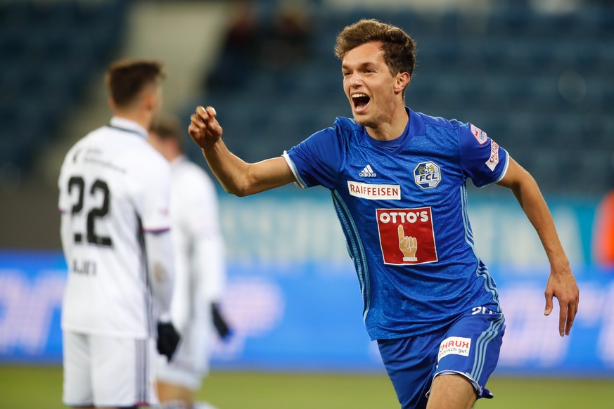 Der Spieler Shkelqim Demhasaj vom FC Luzern bejubelt seinen 1:0 Treffer gegen den FC Basel im Meisterschaftsspiel Luzern gegen Basel am Samstag, 25. November 2017, in Luzern. (KEYSTONE/Siggi Bucher)