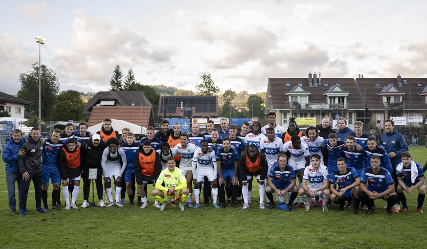 Die beiden Mannschaften posieren nach dem Spiel gemeinsam nach demFussball Schweizer Cup, Runde 2, zwischen dem FC Aemme und dem FC Lausanne-Sport, LS, auf dem Sportplatz Tannschachen in Zollbrueck, a ...