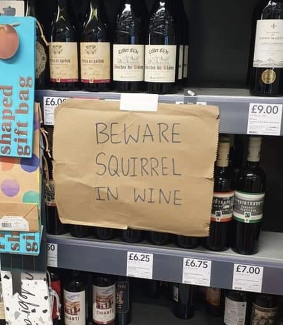 Eichhörnchen im Wein: Super-Markt-Schild im Faildienstag