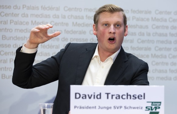 David Trachsel, Praesident Junge SVP Schweiz, spricht waehrend einer Medienkonferenz zum Covid-19-Gesetz, am Freitag, 15. Oktober 2021, in Bern. Die SVP lehnt das Covid-19-Gesetz ab. (KEYSTONE/Peter K ...