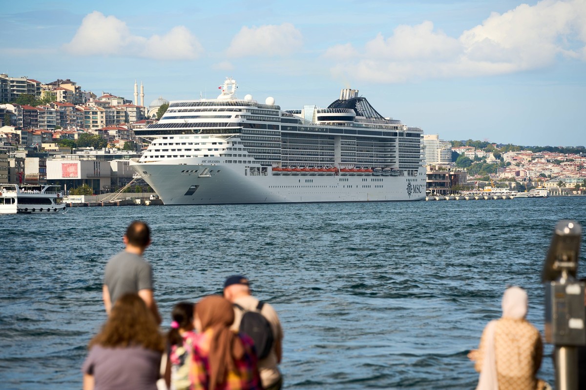 Istanbul, Turkey - 2 September 2024: The MSC Splendida in the port of Istanbul. An impressive cruise ship on its journey through the Bosphorus *** Die MSC Splendida im Hafen von Istanbul. Ein beeindru ...