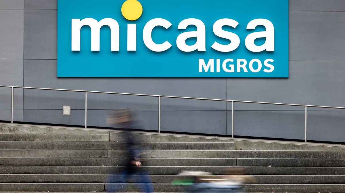 KEYPIX - Eine Frau geht mit einem Wagen neben einem Logo einer Micasa Filiale vorbei, aufgenommen am Dienstag, 25. Februar 2025 in Duebendorf. Die Migros setzt ihre Konzentration aufs Kerngeschaeft fo ...