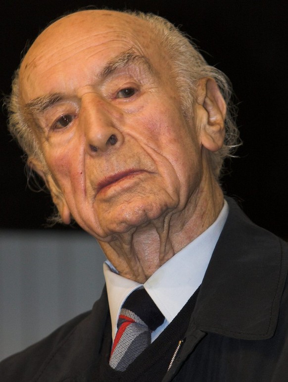 Swiss scientist and chemist Albert Hofmann (11.1.1906-29.4.2008), the former head of the research department of the Swiss chemical company Sandoz and discoverer of LSD, answers questions during the pr ...