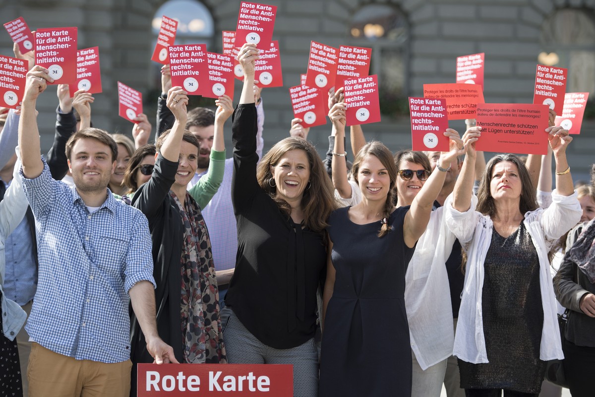 Mitglieder der NGO-Koalition "Schutzfaktor M", mit Andrea Huber, Geschaeftsleiterin, Mitte, und Claudine Essevia, Beiraetin, links, zeigen die rote Karte an einer Aktion gegen die Selbstbest ...
