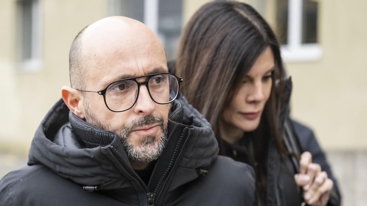 epa12726283 The owners of 'Le Constellation' bar in Crans-Montana, Jacques (L), and Jessica Moretti of France, arrive to a hearing before the public prosecutor of the canton of Valais, follo ...