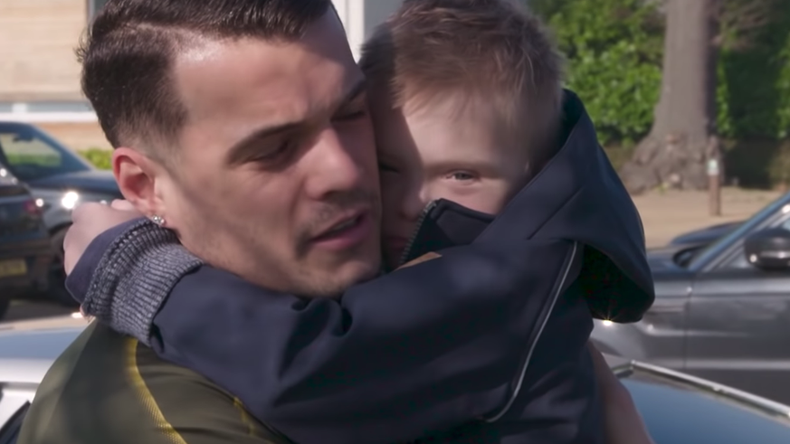 Nati-Star Granit Xhaka und Julian, sein grösster Fan.