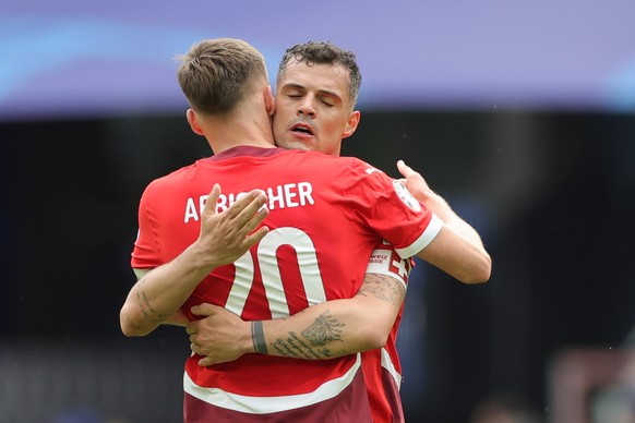 15.06.2024, Nordrhein-Westfalen, K�ln: Fu�ball: UEFA Euro 2024, EM, Ungarn - Schweiz, Vorrunde, Gruppe A, Spieltag 1, K�ln Stadion, die Schweizer Michel Aebischer (l) und der Granit Xhaka umarmen sich ...