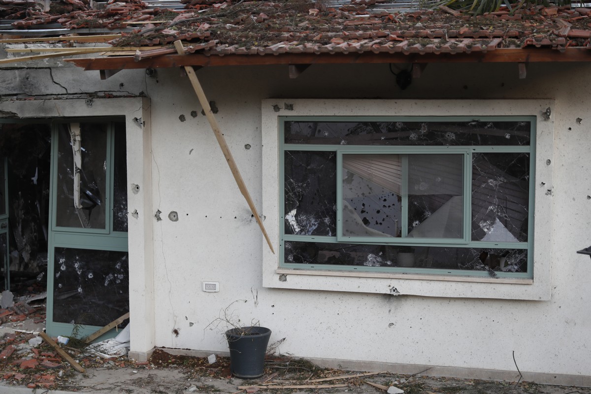 epa10913871 A damaged house in Be'eri, Israel, 11 October 2023. According to Israeli officials, 108 Israeli bodies were found in the Be'eri kibbutz, near the Gaza border, following Hamas att ...