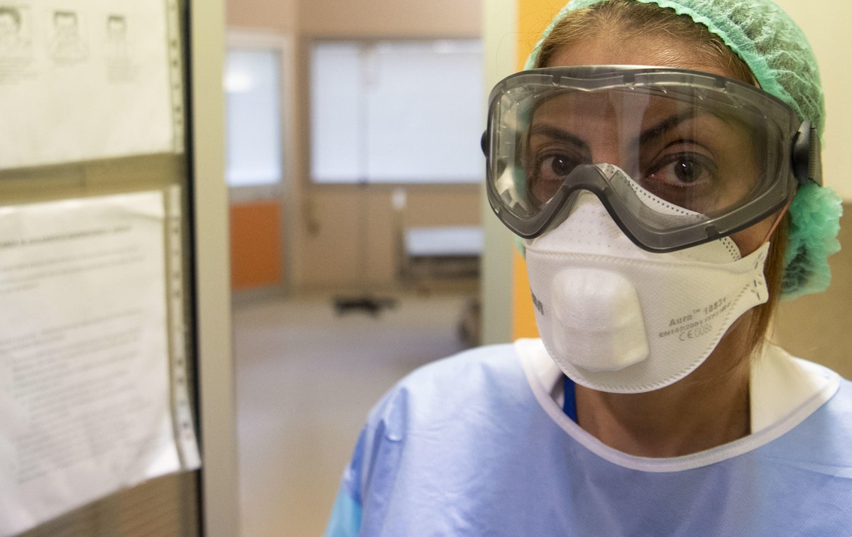 epa08175986 Dr. Angela Corpolongo, shows the dressing procedure for the treatment of patients at the U.O.C. (Complex Operating Unit) Infectious diseases with high intensity of care and highly contagio ...