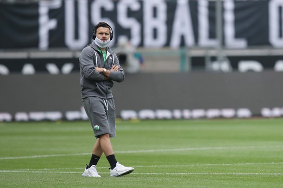 epa08488763 Renato Steffen of VfL Wolfsburg inspects the pitch prior to the Bundesliga match between Borussia Moenchengladbach and VfL Wolfsburg at Borussia-Park in Moenchengladbach, Germany, 16 June  ...