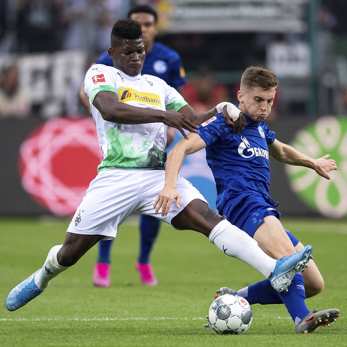 Moenchengladbach's Breel Embolo, left, and Schalke's Jonjoe Kenny fight for the ball during the Bundesliga soccer match between Moenchengladbach and Schalke in Moenchengladbach, Germany Satu ...