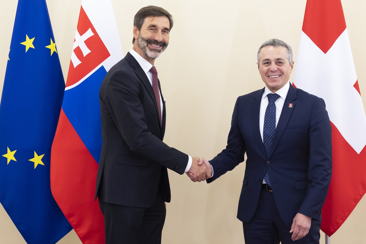 epa11728958 Swiss Foreign Minister Ignazio Cassis (R) shakes hands with Slovakian Foreign Minister Juraj Blanar during their meeting in Bern, Switzerland, 19 November 2024. The Slovakian Foreign Minis ...