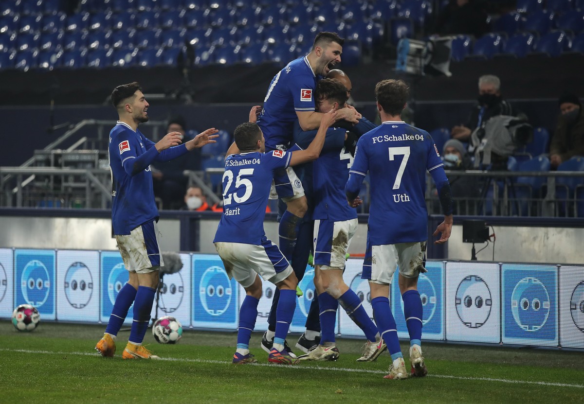 epa08928645 Matthew Hoppe (C) of FC Schalke 04 celebrates with Sead Kolasinac (top) after scoring their team's second goal during the Bundesliga match between FC Schalke 04 and TSG Hoffenheim at  ...