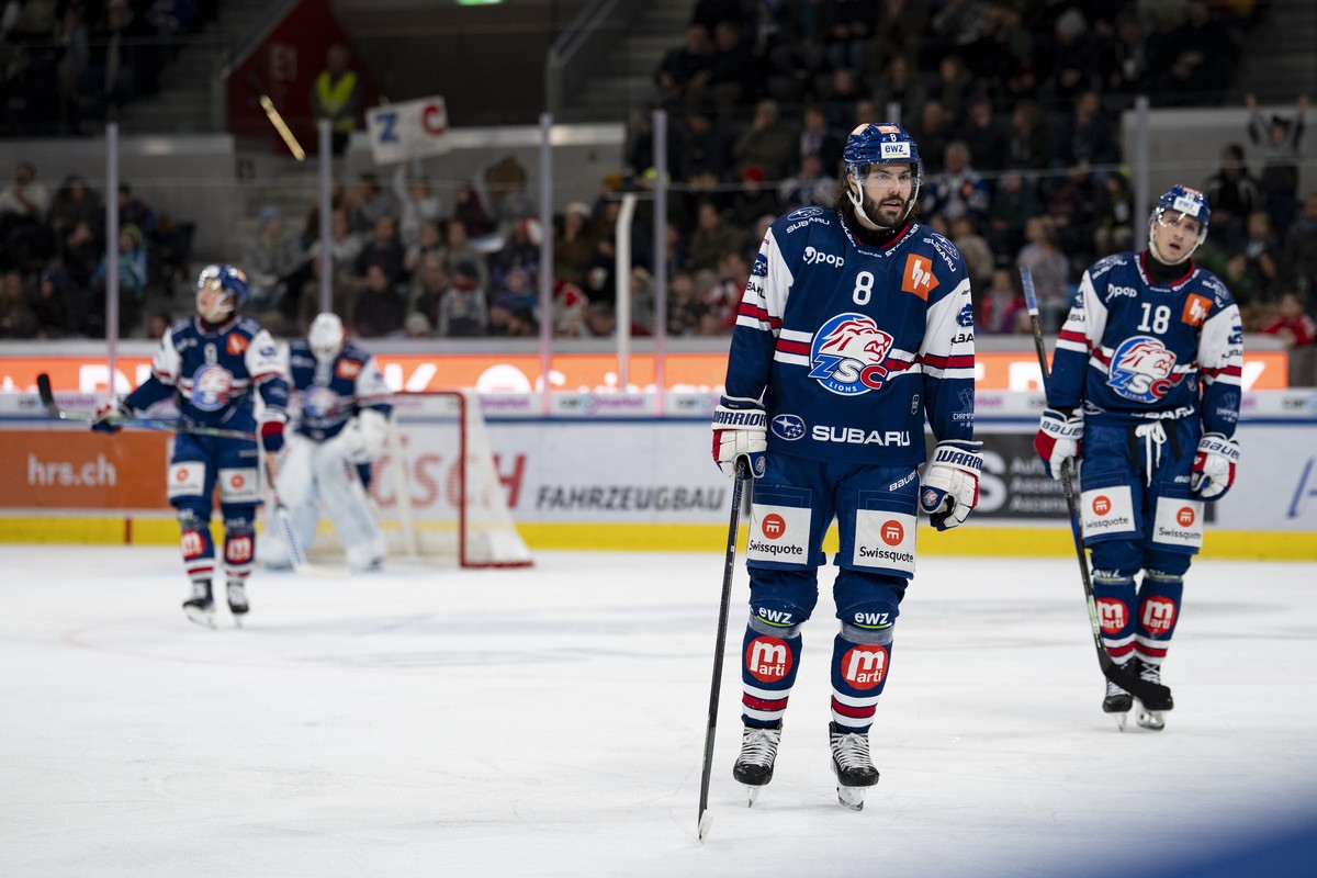 Willy Riedi (ZSC) und Nicolas Baechler (ZSC), von links, reagieren enttaeuscht nach dem Tor zum 2:3 bei dem Spiel der Eishockey National League zwischen den ZSC Lions und HC Ajoie am Freitag, 21. Nove ...