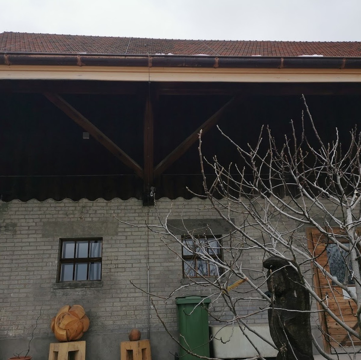 Die Perspektive eines 1,85 Meter grossen Mannes, in der Mitte des vorbeiführenden Gehwegs stehend. Um sich von der Anlage belästigen zu lassen, muss man auf die Magerwiese ausweichen.