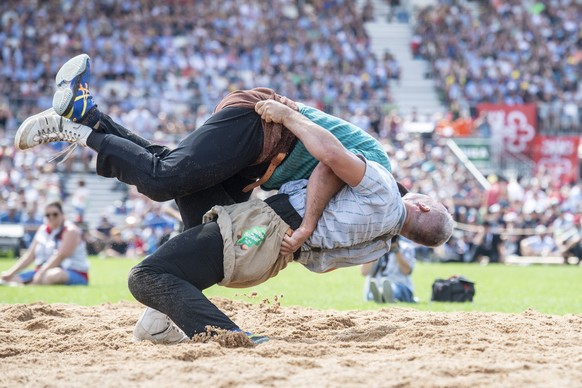 Joel Strebel, oben, und Samuel Giger, unten, im 3. Gang am Eidgenoessischen Schwing- und Aelplerfest (ESAF) in Pratteln, am Samstag, 27. August 2022. (KEYSTONE/Urs Flueeler).