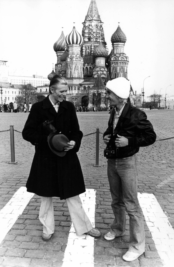 Sänger David Bowie (li.) und Iggy Pop (re.) auf dem Roten Platz in Moskau - PUBLICATIONxINxGERxSUIxAUTxONLY ; Aufnahmedatum gesch√§tzt

Singer David Bowie left and Iggy Pop right on the Red square in  ...