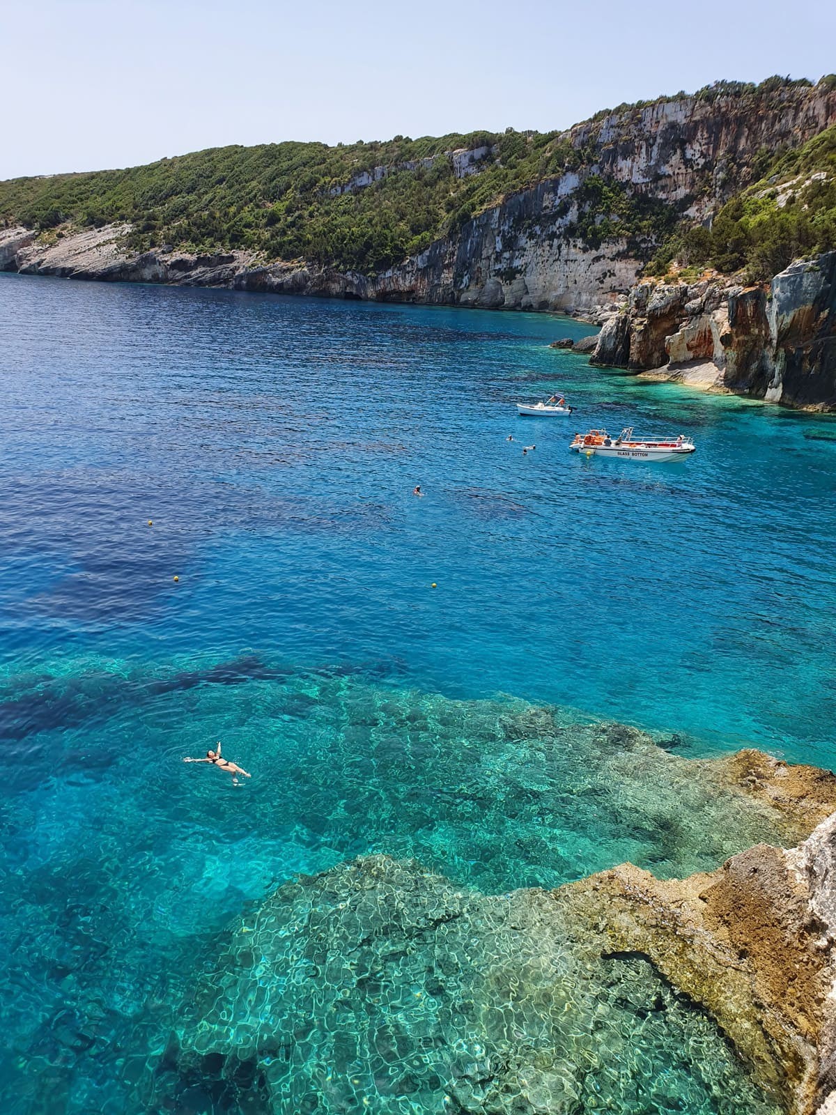 Die Blue Caves am Trampolini Beach Viewpoint.