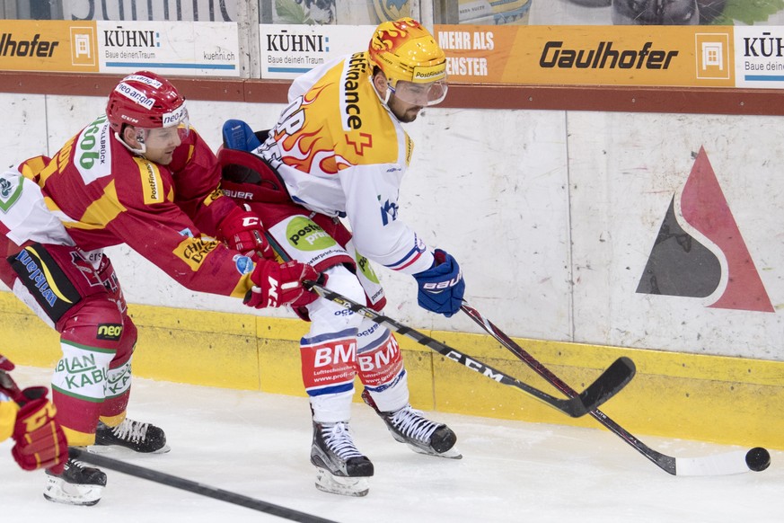 Tigers Aaron Gagnon, links, kaempft um den Puck, gegen Klotens Topscorer Vincent Praplan, rechts, waehrend dem Meisterschaftsspiel der National League, zwischen den SCL Tigers und dem EHC Kloten, am F ...