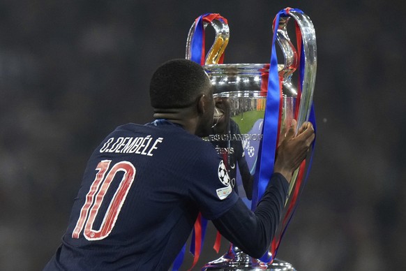 PSG&#039;s Ousmane Dembele kisses the trophy after winning the Champions League final soccer match between Paris Saint-Germain and Inter Milan at the Allianz Arena in Munich, Germany, Saturday, May 31 ...
