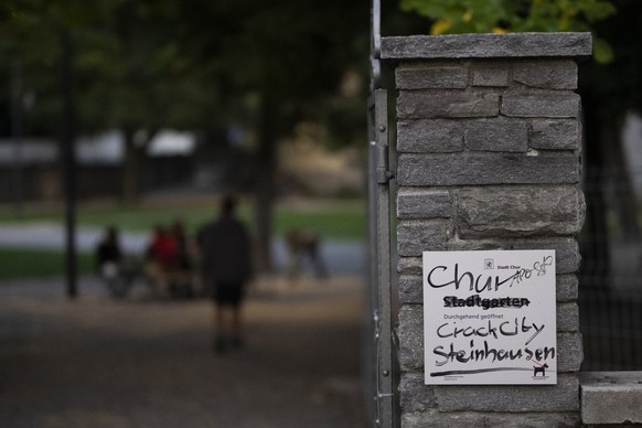 &quot;Crack City Steinhausen&quot; steht bei Eingang zum Churer Stadtgarten, aufgenommen am Montag, 2. Oktober 2023, in Chur. Der Stadtgarten ist Zentrum einer der groessten offenen Drogenszenen der S ...