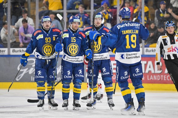 Yannick Frehner (HCD), 5-0 Torschuetze Simon Ryfors, Lukas Frick und Adam Tambellini, von links, im Eishockey Spiel der National League zwischen dem HC Davos und EHC Biel, am Montag, 9. Maerz 2026, in ...