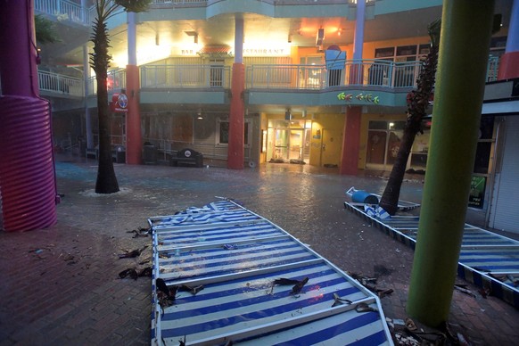 Awnings from an oceanfront shopping area lie on the ground as the eye of Hurricane Matthew approaches Daytona Beach, Florida, U.S. October 7, 2016. REUTERS/Phelan Ebenhack TPX IMAGES OF THE DAY
