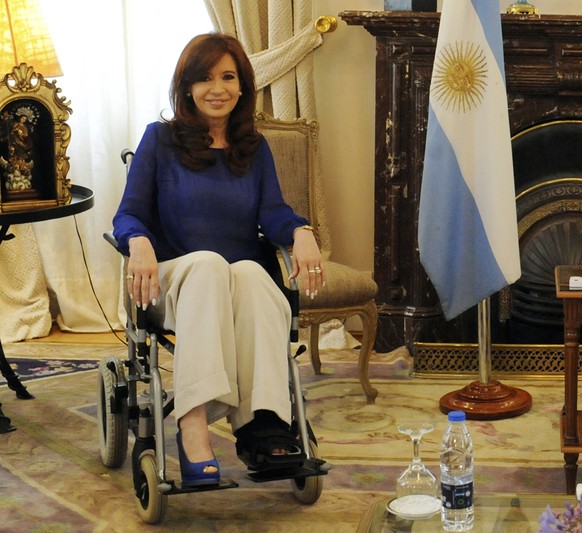 Argentiniens Präsidentin Christina Fernandéz de Kirchner im Rollstuhl. Kirchner hatte sich bei einem Unfall im Dezember den Knöchel gebrochen.