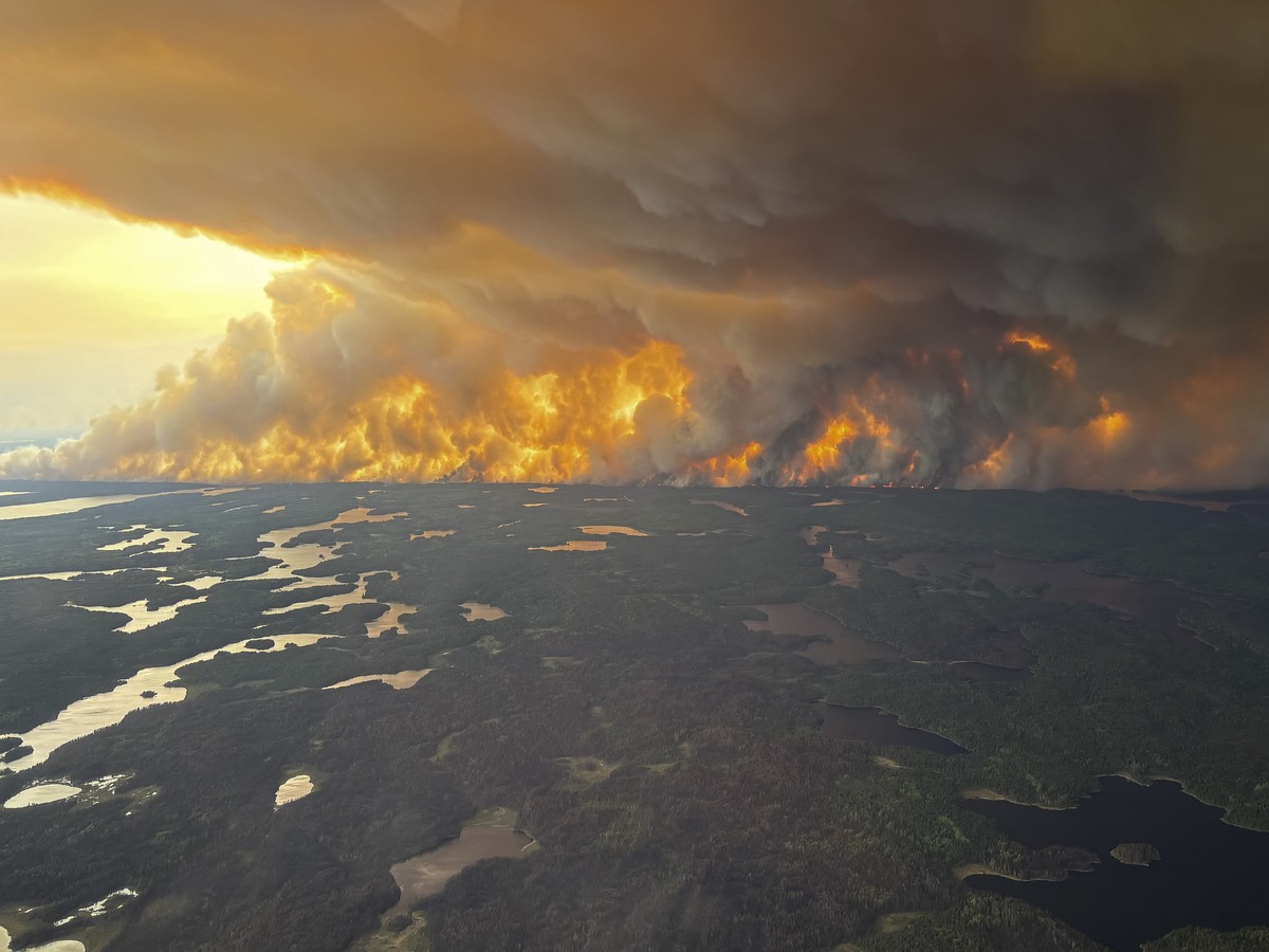 epa12144180 A handout photo made available by the government of Manitoba shows a large wildfire in Flin Flon, Manitoba, Canada, 27 May 2025 (issued 29 May 2025). Thousands of people in the area have b ...