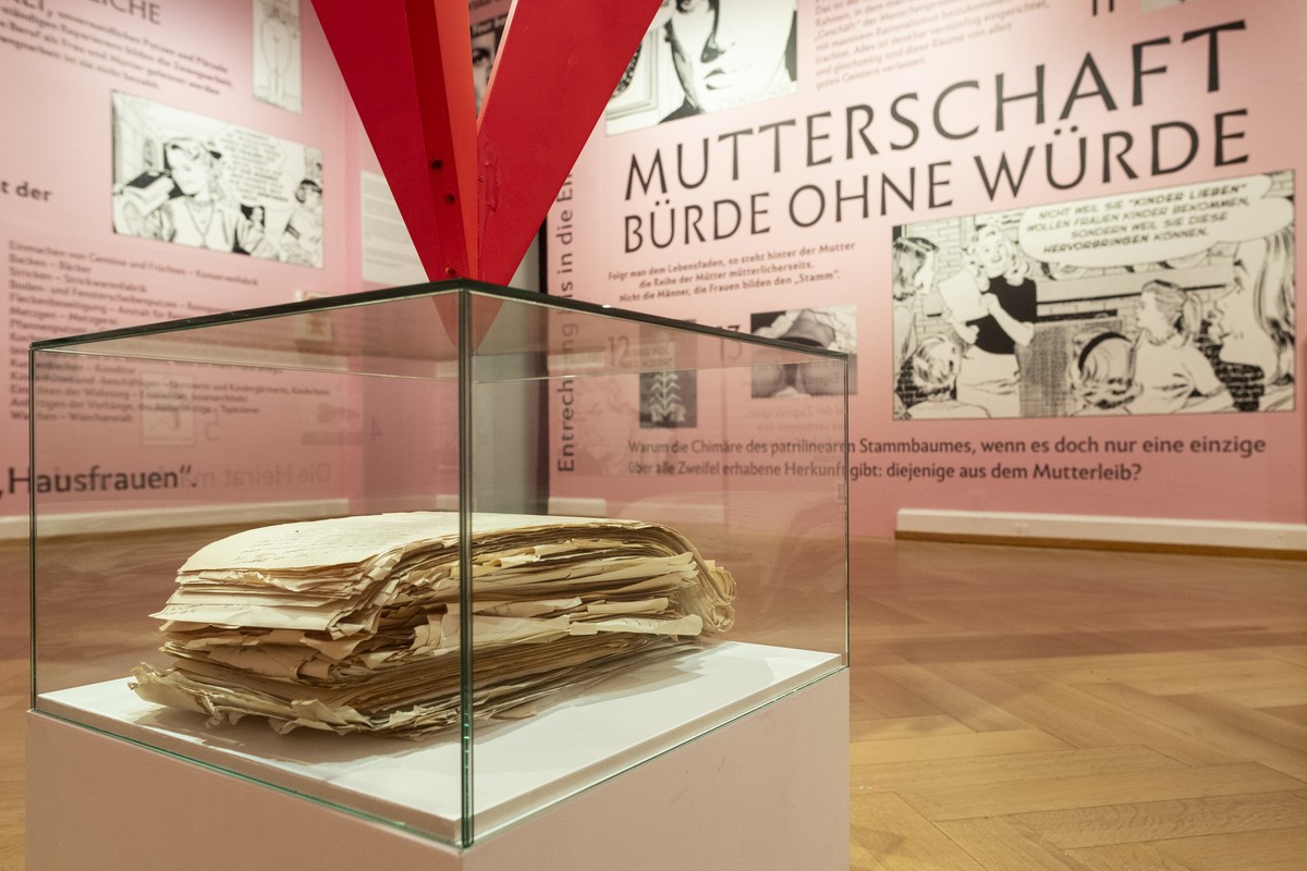 Blick in die Ausstellung "Iris von Roten - Frauen im Laufgitter" mit Auszuegen aus dem Buch von 1958, Reaktionen und Inszenierungen zu neueren feministischen Stellungsnahmen im Ausstellungsh ...