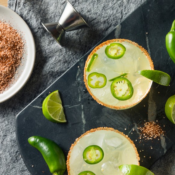 shutterstock jalapeno martini trinken cocktail drinks wodka chili limette