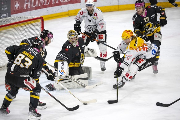 Ajoies Torhueter Tim Wolf, Mitte links, gegen Luganos PostFinance Top Scorer Markus Granlund, Mitte rechts, beim Eishockey-Qualifikationsspiel der National League zwischen dem HC Ajoie und dem HC Luga ...