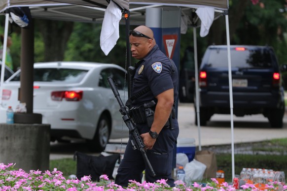 epa05429854 A Baton Rouge Police officer stands guard outside Our Lady of the Lake Regional Medical Center in Baton Rouge, Louisiana, USA, 17 July 2016. Three police officers were shot dead and others ...