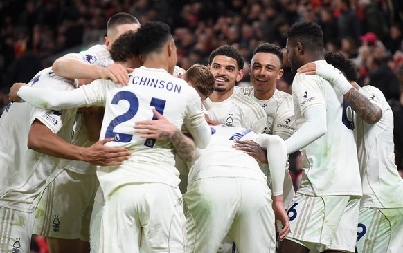 epa12542468 Nottingham Forest&#039;s Morgan Gibbs-White (C) celebrates with teammates after scoring for the 3-0 lead against Liverpool during the English Premier League match between Liverpool and Not ...