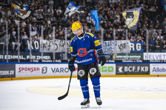 PostFinance Top Scorer Sandro Schmid (HCFG) faehrt auf ein Banner der Fans zu nach dem Eishockey Meisterschaftsspiel der National League zwischen dem HC Fribourg-Gotteron und dem SC Rapperswil Jona La ...