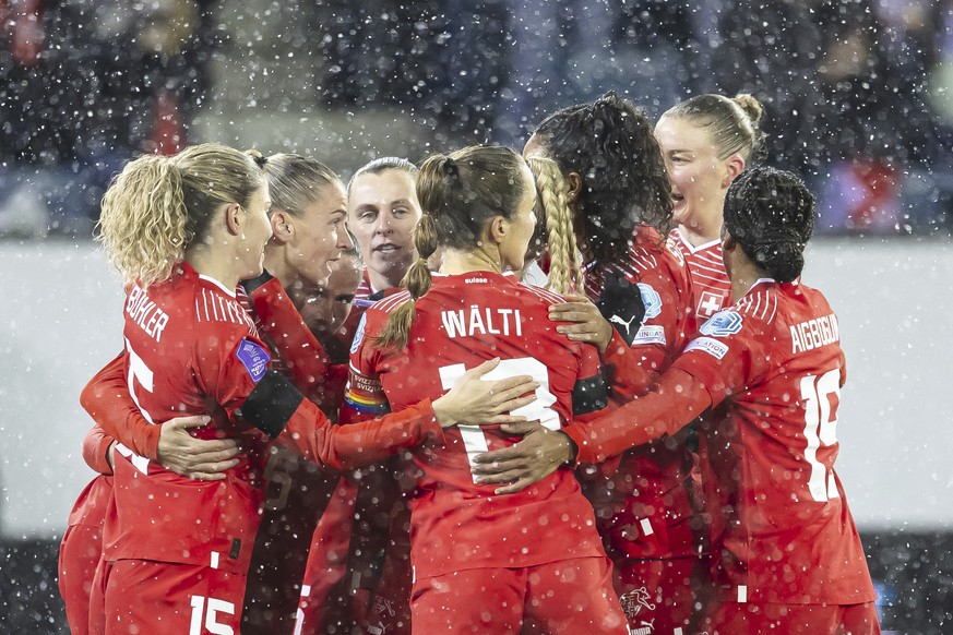 Switzerland&#039;s Ana-Maria Crnogorcevic, 2nd left, celebrates with teammates after scoring during the UEFA Nations League women&#039;s soccer match between Switzerland and Sweden at Swissporarena st ...