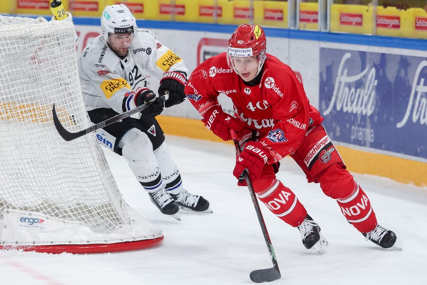 Jonas Taibel (SCRJ), rechts, gegen Linden Vey (HCFG) waehrend der Meisterschaftspartie der National League zwischen den SC Rapperswil Jona Lakers und dem HC Fribourg Gotteron, am Samstag, den 21. Deze ...
