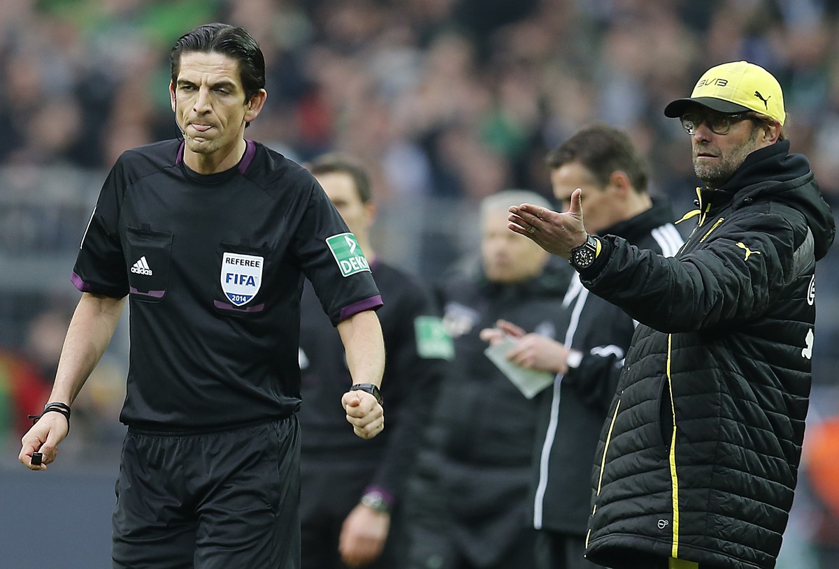 Schiedsrichter&nbsp;Deniz Aytekin verweist Jürgen Klopp nach dem Vorfall auf die Tribüne.