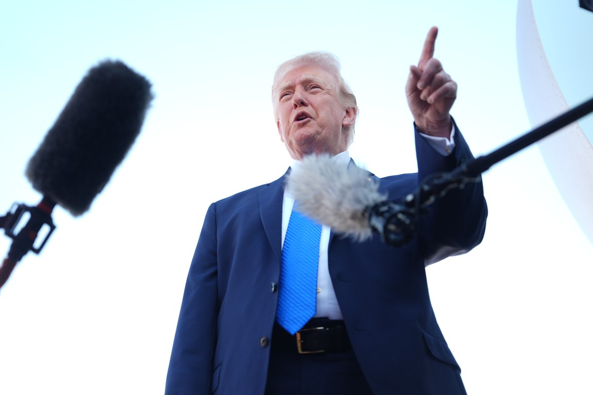 President Donald Trump speaks with the media before boarding Air Force One, Monday, March 23, 2026, at Palm Beach International Airport in West Palm Beach, Fla. (AP Photo/Mark Schiefelbein)
Donald Tru ...